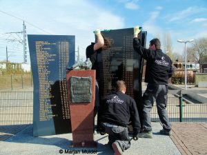 Plaatsing van het monument ter nagedachtenis van de treinramp in Harmelen
